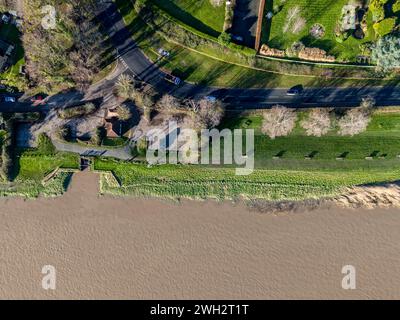 Hochwasserverteidigung und Flussmauer bei Newnham, Gloucestershire. UK Stockfoto