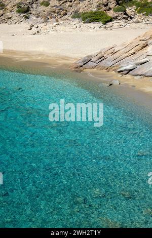 Fantastisches transparentes und klares türkisfarbenes Wasser am wunderschönen Strand von Tripiti in iOS kykladen Griechenland Stockfoto