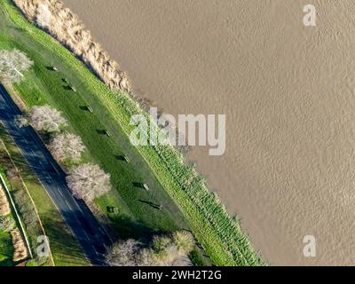 Hochwasserverteidigung und Flussmauer bei Newnham, Gloucestershire. UK Stockfoto