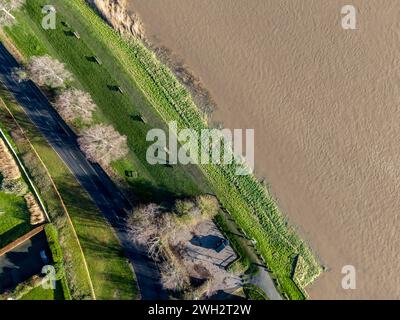 Hochwasserverteidigung und Flussmauer bei Newnham, Gloucestershire. UK Stockfoto
