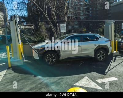 Fahrer laden ihre Fahrzeuge am Samstag, den 3. Februar 2024, an einer neuen Ladestation für Elektrofahrzeuge Chargepoint in Chelsea in New York auf. (© Richard B. Levine) Stockfoto