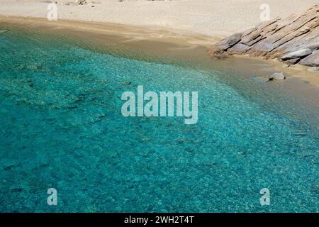 Fantastisches transparentes und klares türkisfarbenes Wasser am wunderschönen Strand von Tripiti in iOS kykladen Griechenland Stockfoto