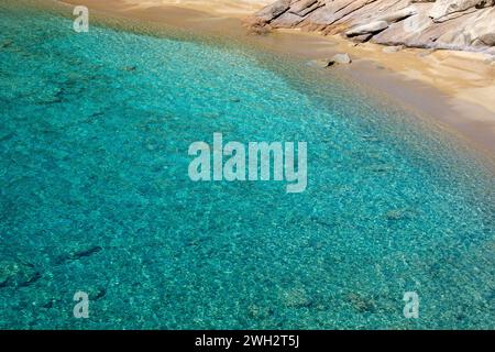 Fantastisches transparentes und klares türkisfarbenes Wasser am wunderschönen Strand von Tripiti in iOS kykladen Griechenland Stockfoto