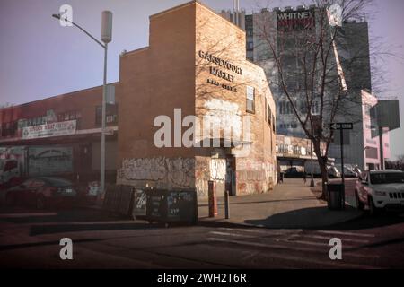 Das Whitney Museum erhebt sich am Montag, den 5. Februar 2024, hinter dem Gansevoort Market im Meatpacking District in New York (© Richard B. Levine) Stockfoto