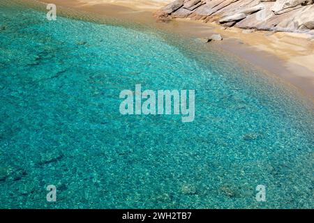 Fantastisches transparentes und klares türkisfarbenes Wasser am wunderschönen Strand von Tripiti in iOS kykladen Griechenland Stockfoto