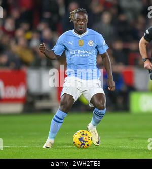 London, Großbritannien. Februar 2024 - Brentford gegen Manchester City - Premier League - Gtech Community Stadium. Jérémy Doku in Manchester City in Aktion. Bildnachweis: Mark Pain / Alamy Live News Stockfoto