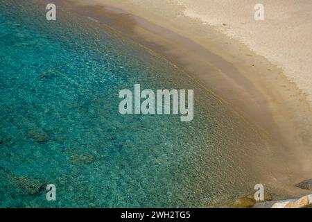 Fantastisches transparentes und klares türkisfarbenes Wasser am wunderschönen Strand von Tripiti in iOS kykladen Griechenland Stockfoto