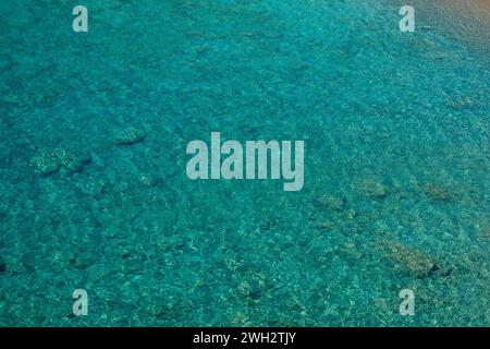 Fantastisches transparentes und klares türkisfarbenes Wasser am wunderschönen Strand von Tripiti in iOS kykladen Griechenland Stockfoto