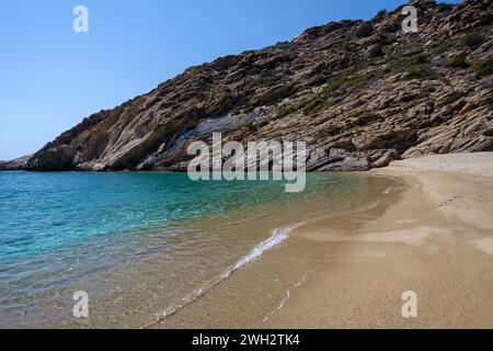 Blick auf den schönsten türkisfarbenen Strand von Tripiti, an einem schönen Tag auf der Insel iOS Griechenland Stockfoto