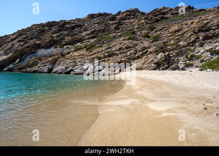 Fantastisches transparentes und klares türkisfarbenes Wasser am wunderschönen Strand von Tripiti in iOS kykladen Griechenland Stockfoto