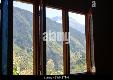 Fenster draußen klicken Sie nach starkem Schneefall im Dorf Kaghan Valley Stockfoto