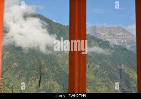 Fenster draußen klicken Sie nach starkem Schneefall im Dorf Kaghan Valley Stockfoto