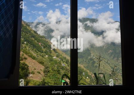 Fenster draußen klicken Sie nach starkem Schneefall im Dorf Kaghan Valley Stockfoto