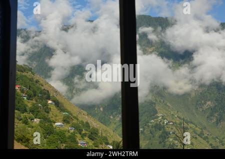 Fenster draußen klicken Sie nach starkem Schneefall im Dorf Kaghan Valley Stockfoto