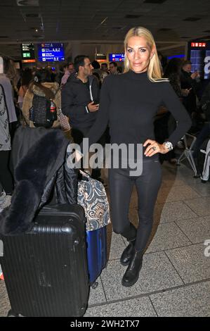 Sarah Kern bei der Rückkehr der Dschungelcamp-Kandidaten der RTL Reality-TV-Show Ich bin ein Star - holt mich hier raus aus Australien auf dem Flughafen Frankfurt am Main. Frankfurt, 07.02.2024 *** Sarah Kern bei der Rückkehr der Dschungel-Camp-Kandidaten der RTL Reality-TV-Show Ich bin ein Star holt mich hier raus aus Australien am Frankfurter Flughafen, 07 02 2024 Foto:XM.xWehnertx/xFuturexImagex dschungelrueckkehr 4244 Stockfoto