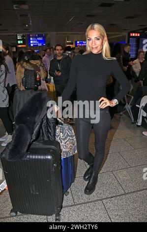 Sarah Kern bei der Rückkehr der Dschungelcamp-Kandidaten der RTL Reality-TV-Show Ich bin ein Star - holt mich hier raus aus Australien auf dem Flughafen Frankfurt am Main. Frankfurt, 07.02.2024 *** Sarah Kern bei der Rückkehr der Dschungel-Camp-Kandidaten der RTL Reality-TV-Show Ich bin ein Star holt mich hier raus aus Australien am Frankfurter Flughafen, 07 02 2024 Foto:XM.xWehnertx/xFuturexImagex dschungelrueckkehr 4243 Stockfoto