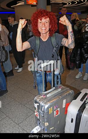 Dschungelkönigin 2024 Lucy Diakovska bei der Rückkehr der Dschungelcamp-Kandidaten der RTL Reality-TV-Show Ich bin ein Star - holt mich hier raus aus Australien auf dem Flughafen Frankfurt am Main. Frankfurt, 07.02.2024 *** Jungle Queen 2024 Lucy Diakovska bei der Rückkehr der Jungle Camp Kandidaten der RTL Reality TV Show Ich bin ein Star holt mich hier raus aus Australien am Frankfurt am Main Airport Frankfurt, 07 02 2024 Foto:XM.xWehnertx/xFuturexImagex dschungelrueckkehr 4263 Stockfoto