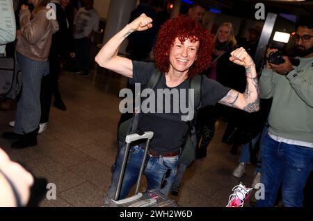 Dschungelkönigin 2024 Lucy Diakovska bei der Rückkehr der Dschungelcamp-Kandidaten der RTL Reality-TV-Show Ich bin ein Star - holt mich hier raus aus Australien auf dem Flughafen Frankfurt am Main. Frankfurt, 07.02.2024 *** Jungle Queen 2024 Lucy Diakovska bei der Rückkehr der Jungle Camp Kandidaten der RTL Reality TV Show Ich bin ein Star holt mich hier raus aus Australien am Frankfurt am Main Airport Frankfurt, 07 02 2024 Foto:XM.xWehnertx/xFuturexImagex dschungelrueckkehr 4260 Stockfoto