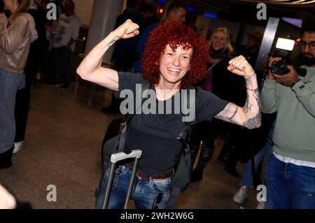 Dschungelkönigin 2024 Lucy Diakovska bei der Rückkehr der Dschungelcamp-Kandidaten der RTL Reality-TV-Show Ich bin ein Star - holt mich hier raus aus Australien auf dem Flughafen Frankfurt am Main. Frankfurt, 07.02.2024 *** Jungle Queen 2024 Lucy Diakovska bei der Rückkehr der Jungle Camp Kandidaten der RTL Reality TV Show Ich bin ein Star holt mich hier raus aus Australien am Frankfurt am Main Airport Frankfurt, 07 02 2024 Foto:XM.xWehnertx/xFuturexImagex dschungelrueckkehr 4261 Stockfoto