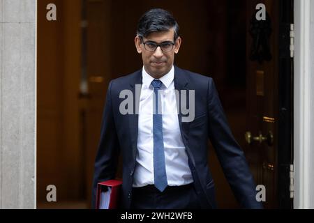 Premierminister Rishi Sunak verlässt die Downing Street 10, damit das Parlament die Fragen des Premierministers in London beantworten kann. Stockfoto