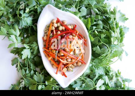 Lebendiger Salat mit Paprika, Kichererbsen und verschiedenen Gemüsesorten Stockfoto