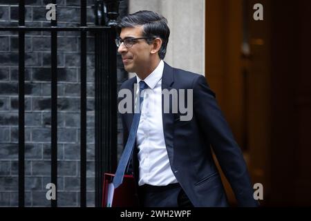 Premierminister Rishi Sunak verlässt die Downing Street 10, damit das Parlament die Fragen des Premierministers in London beantworten kann. (Foto: Tejas Sandhu / SOPA Images / Sipa USA) Stockfoto