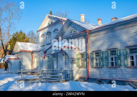 ABRAMTSEVO, RUSSLAND - 5. JANUAR 2024: Die Fassade des alten Hauses des Industriellen S.I. Mamontow im Anwesen Abramtsevo. Region Moskau, Russland Stockfoto