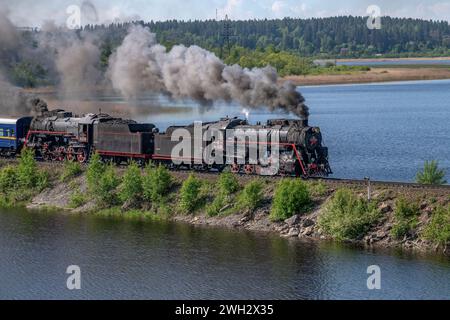 KARELIEN, RUSSLAND - 11. JUNI 2022: Zwei alte sowjetische Dampflokomotiven auf dem Damm. Karelien Stockfoto