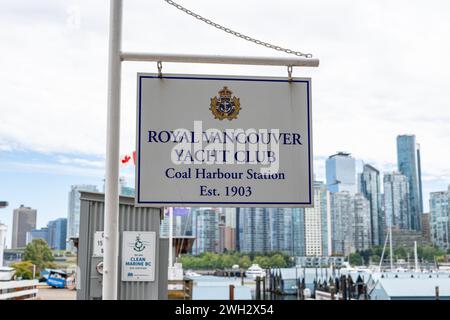 Ein Foto eines Schildes für den Royal Vancouver Yacht Club mit der Skyline von Vancouver im Hintergrund. Stockfoto