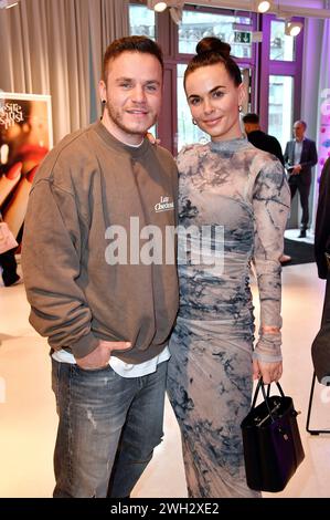Henning Merten und Denise Kappes beim Mates Date Influencer Event auf der Berlin Fashion Week Herbst/Winter 2024 in der Berliner Freiheit. Berlin, 06.02.2024 *** Henning Merten und Denise Kappes beim Mates Date Influencer Event auf der Berlin Fashion Week Herbst Winter 2024 auf der Berliner Freiheit Berlin, 06 02 2024 Foto:Xn.xKubelkax/xFuturexImagex Mates 4253 Stockfoto