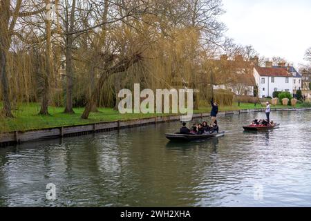 Touristen, die gerne beim Bohren an weinenden Weiden auf dem Fluss Cam in Cambridge, Großbritannien, vorbeifahren Stockfoto