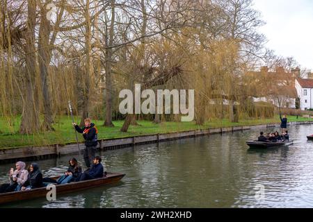 Touristen, die gerne beim Bohren an weinenden Weiden auf dem Fluss Cam in Cambridge, Großbritannien, vorbeifahren Stockfoto