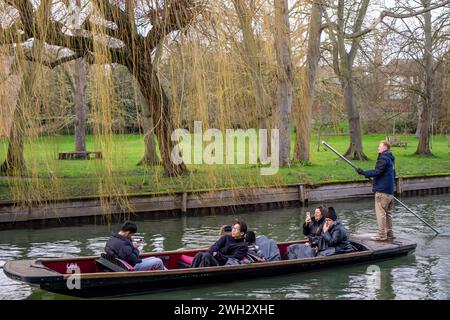 Touristen, die gerne beim Bohren an weinenden Weiden auf dem Fluss Cam in Cambridge, Großbritannien, vorbeifahren Stockfoto