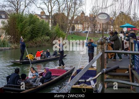 Touristen, die gerne auf dem Fluss Cam in Cambridge, Großbritannien, fahren Stockfoto