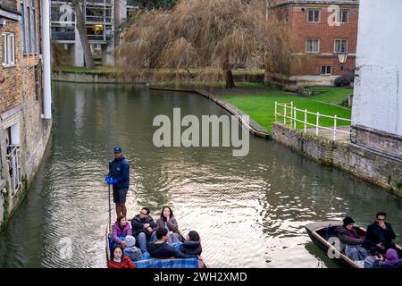 Touristen, die gerne auf dem Fluss Cam in Cambridge, Großbritannien, fahren Stockfoto