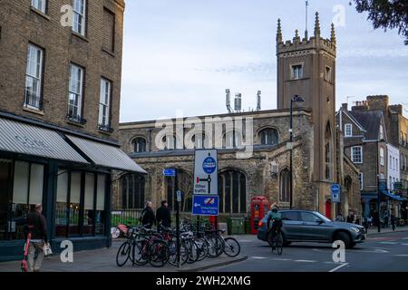 Moderne Telekommunikationstürme neben der alten St. Clements Church aus dem 13. Jahrhundert in Cambridge Stockfoto