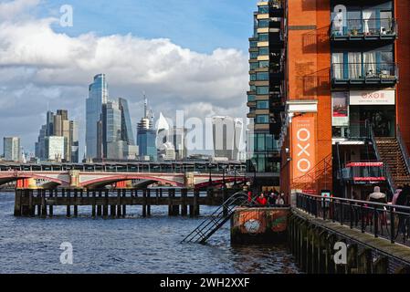 Die sich ständig verändernde moderne Skyline der City of London, die man an einem sonnigen Wintertag vom Südufer der Themse aus betrachtet Stockfoto