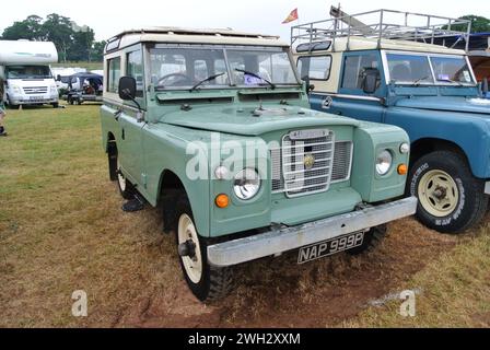 Ein Land Rover Series III aus dem Jahr 1976, der auf der 48. Historic Vehicle Gathering in Powderham, Devon, England, Großbritannien, ausgestellt wurde. Stockfoto