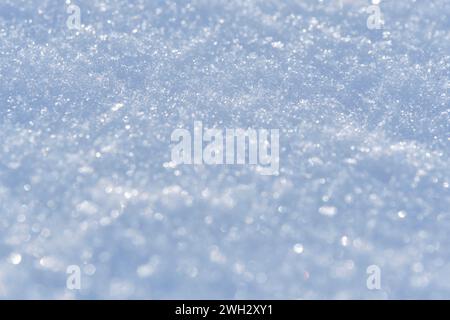 Schnee nach dem Wind bildet eine weiße Leinwand aus wirbelnden Mustern. Leicht, funkelnd, mit Eiskristallen. Eine einzigartige natürliche Textur und die Ruhe des Th Stockfoto