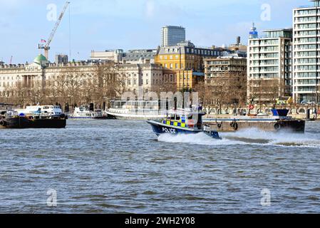 Der Start der Metropolitan Police, Nina Mackay lll, reist mit Geschwindigkeit auf der Themse in Zentral-London, England Großbritannien Stockfoto