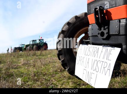 Rom, Italien. Februar 2024. ROM - Rom 02/07/2024 Traktorproteste in der Via Nomentana, in der Nähe des Grande Raccordo Anulare redaktionelle Nutzung nur Credit: Unabhängige Fotoagentur/Alamy Live News Stockfoto