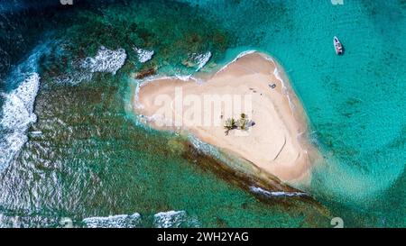 Hochauflösendes Drohnenfoto von Sandy Need auf den Britischen Jungferninseln, das die vielen Farben des karibischen Wassers einfängt. 4500° N, 64,7087° W Stockfoto