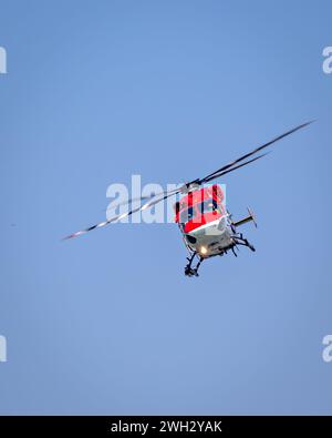 Das Sarang Helicopter Display Team der indischen Luftwaffe führte Manöver während der Mumbai Air Show 2024 durch. Stockfoto