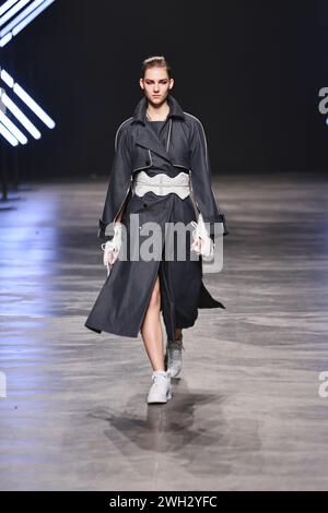 BERLIN, DEUTSCHLAND - 7. Februar: Ein Model läuft während der Rebekka Ruétz Runway Show im Rahmen der W.E4 auf der Landebahn. Fashion Day in der Verti Music Hall am 7. Februar 2024 in Berlin. Stockfoto