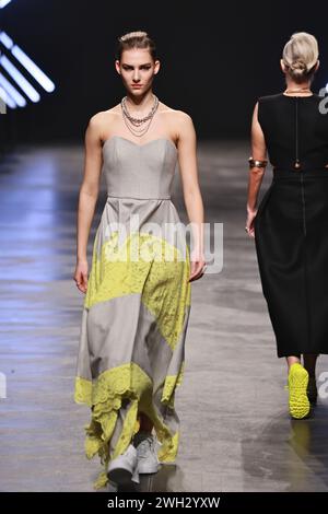 BERLIN, DEUTSCHLAND - 7. Februar: Ein Model läuft während der Rebekka Ruétz Runway Show im Rahmen der W.E4 auf der Landebahn. Fashion Day in der Verti Music Hall am 7. Februar 2024 in Berlin. Stockfoto