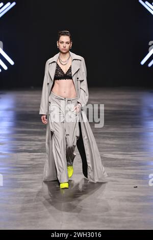 BERLIN, DEUTSCHLAND - 7. Februar: Ein Model läuft während der Rebekka Ruétz Runway Show im Rahmen der W.E4 auf der Landebahn. Fashion Day in der Verti Music Hall am 7. Februar 2024 in Berlin. Stockfoto