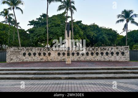 Fackel of Friendship Monument in Miami, Florida. Die 1960 erbaute Fackel der Freundschaft wurde gebaut, um die Passage für Einwanderer zu kennzeichnen, die aus ihr kommen Stockfoto