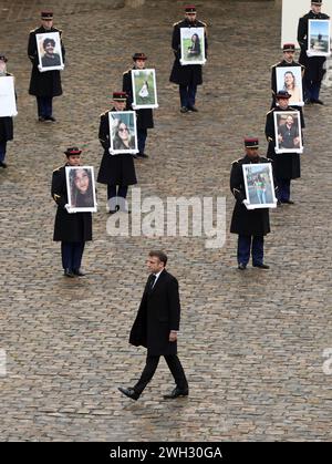 Paris, Frankreich. Februar 2024. Der französische Präsident Emmanuel Macron leitet am Mittwoch, den 7. Februar 2024, eine Zeremonie zu Ehren der französischen Opfer des 7. Okt.-Angriffs der Hamas auf die Invaliden in Paris, vier Monate auf den Tag, nachdem bewaffnete Schützen aus Gaza 1.200 Menschen hingerichtet und 253 Geiseln entführt hatten. Die republikanischen Wachen hielten die Porträtbilder der 42 französischen Opfer des Massakers. Foto: Maya Vidon-White/UPI. Quelle: UPI/Alamy Live News Stockfoto