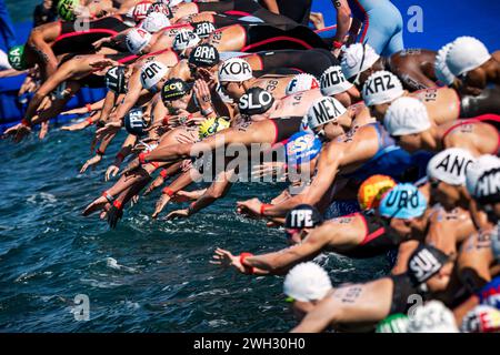 Doha, Katar. Februar 2024. Der Start der 5 km langen Freiwasserweltmeisterschaft für Männer im Rahmen der 21. Aquatikweltmeisterschaft im alten Hafen von Doha in Doha (Katar), 7. Februar 2024. Quelle: Insidefoto di andrea staccioli/Alamy Live News Stockfoto