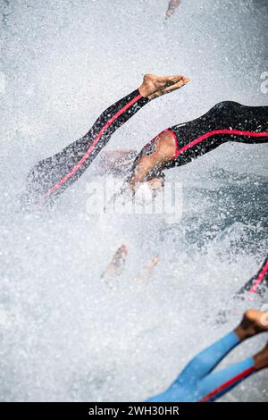 Doha, Katar. Februar 2024. Der Start der 5 km langen Freiwasserweltmeisterschaft für Männer im Rahmen der 21. Aquatikweltmeisterschaft im alten Hafen von Doha in Doha (Katar), 7. Februar 2024. Quelle: Insidefoto di andrea staccioli/Alamy Live News Stockfoto